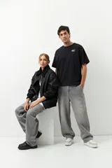 Jean gris de corte baggy y tiro bajo.