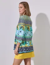 Blusa estampada de seda fría marca Ruby Rd, con cuello a la base y escote en V bordado.