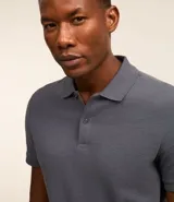 Polo de hombre slim fit color beige, confeccionada en tejido de media malla acanalada de algodón sostenible, con cuello clásico con botones y mangas cortas.