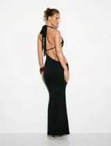 Vestido largo negro con cuello halter, espalda descubierta y aberturas laterales.