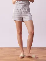 Conjunto de pijama marca René Rofé, compuesto por remera y short. Remera a rayas con escote redondo, ojal y botón. Short a rayas con cintura elastizada.