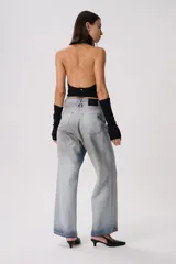 Pantalón de jean celeste con efecto desgastado, corte ancho, tiro alto y largo hasta los tobillos.