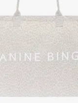 Bolso tipo tote bag de lona sin forro, con estampado animal print de serpiente y el logo de la marca ANINE BING en contraste en el frente. Cuenta con dos asas superiores para llevar al hombro.