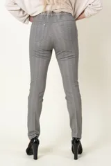 Pantalón beige alicrado jaspeado con falsos bolsillos adelante y dos bolsillos atrás.