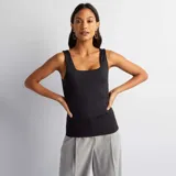 Camiseta negra de cuello cuadrado y breteles anchos.