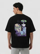 Remera de algodón premium color negro, con corte relajado. Presenta un diseño gráfico estampado en la espalda que combina tonos violeta y verde ácido, con una ilustración conceptual de estilo urbano.