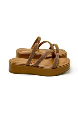 Sandalias color camel con plataforma alta y tirantes con cristales.