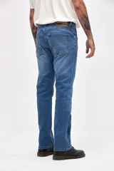 Jean de corte slim, con diseño de cinco bolsillos y cierre frontal con botón y cremallera.