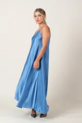 Vestido largo color gris plateado, de viscosa, con breteles finos y corte acampanado.