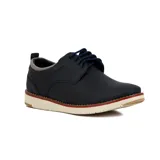 Zapato casual de estilo urbano color azul marino, con cordones al tono, suela de goma blanca con detalle de línea roja y textura combinada en los laterales.