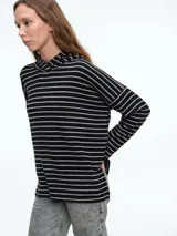 Buzo tejido de punto con diseño de rayas horizontales, cuello con capucha y tajos laterales en el ruedo. Presenta mangas largas con caída relajada.