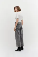Sweater blanco de punto con cuello redondo y mangas 3/4. Tiene ribete negro en cuello y puños.