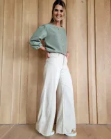 Pantalón de jean ancho con costuras verticales decorativas al frente y ruedo desflecado.