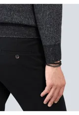 Sweater de punto con cuello alto y cierre frontal parcial, de manga larga con puños y ruedo acanalados.