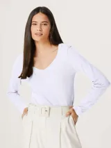 Remera marrón de manga larga con escote en V.