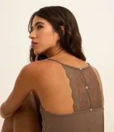 Camisón corto color marrón con breteles finos fijos, escote en V y detalle de encaje en el escote y la espalda.