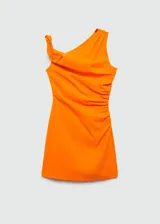 Vestido corto de diseño asimétrico en color naranja vibrante. Presenta un escote de un solo hombro con detalle de tirante ancho fruncido y diseño recto con frunces laterales. Incluye cierre de cremallera invisible en el lateral y forro interior.