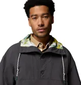 Campera cortaviento Columbia modelo Acker Rock Windbreak, de color gris oscuro, con capucha ajustable con interior estampado, cierre frontal parcial con botones y bolsillo tipo canguro con solapa. Incluye tecnología Omni-Shield y Omni-Shade.