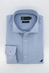 Camisa celeste de algodón poplin lavado, corte slim fit, manga larga y cuello italiano.