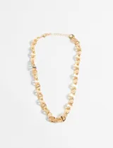 Collar dorado con eslabones tipo chapitas.