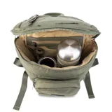 Mochila matera de diseño vertical, color gris azulado, con acabado acolchado y cierres frontales. Cuenta con un compartimento principal espacioso, un bolsillo frontal externo y un asa superior para transporte manual.