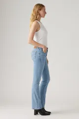 Pantalón de jean de tiro alto y corte bootcut, color celeste claro.