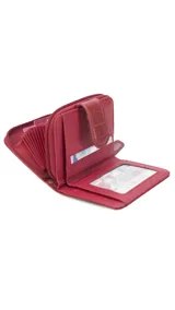 Billetera corta de símil cuero con textura croco, cierre perimetral y solapa con broche a presión. Cuenta con tarjeteros, visor, compartimento para billetes y bolsillo posterior con cierre.