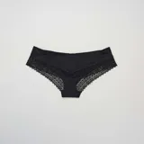 Pack de tres culottes negros de algodón con encaje en los bordes.