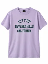 Remera de manga corta color lila, con cuello redondo y estampa frontal estilo universitario en color verde oscuro con la leyenda "CITY OF BEVERLY HILLS CALIFORNIA".