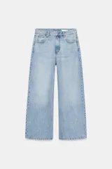 Jeans de tiro alto con diseño de pierna ancha, confeccionados en denim de lavado claro. Presentan el clásico estilo de cinco bolsillos, cierre frontal con cremallera y botón metálico.