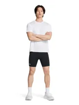 Calza corta deportiva Under Armour modelo Launch, de ajuste ceñido y diseño ergonómico. Confeccionada en tejido elástico de secado rápido con tecnología de control de olores, cuenta con cintura elástica y bolsillos internos.