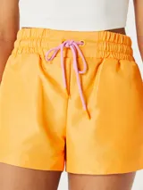 Short deportivo verde lima con cintura elastizada y cordón de ajuste azul.
