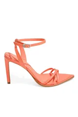 Sandalia de tiras finas color naranja coral, con punta cuadrada y taco alto. Posee una tira fina ajustable con hebilla alrededor del tobillo.