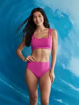 Bikini de dos piezas color magenta, con top de tirantes anchos y escote cuadrado, y bombacha de tiro alto con diseño acanalado.
