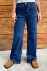 Pantalón de jean azul oscuro, corte wide leg y tiro medio alto.