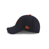 Gorra New Era 9Forty color azul marino con logo bordado de los Detroit Tigers en naranja y visera curva.