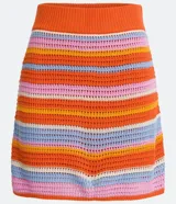 Minifalda tejida a crochet con rayas horizontales de colores contrastantes.