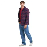 Camisa a cuadros azul marino y rojo, acolchada, con cuello clásico, cierre frontal con botones a presión y logo bordado en el pecho.