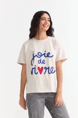 Remera de algodón color verde oliva con cuello redondo, mangas cortas y estampa frontal con la frase 'LE SOLEIL EST MAGIQUE' en letras blancas.