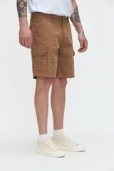 Bermuda cargo de gabardina color tostado, con bolsillos laterales y bolsillos cargo con solapa en las piernas. Calce relajado.