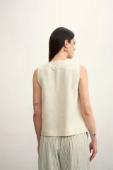 Chaleco de lino color verde oscuro, con escote en V, cierre frontal con botones y corte recto.