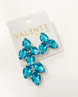 Par de caravanas colgantes con forma de racimo de lágrimas color turquesa.