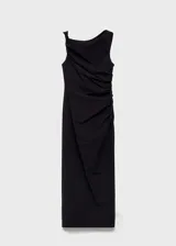 Vestido largo negro de diseño asimétrico con escote off-shoulder y tirante ancho. Presenta detalles fruncidos laterales que aportan un ajuste entallado a la silueta.