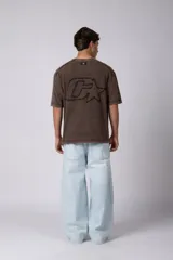 Remera de algodón gris con efecto acid wash, corte regular, mangas cortas y cuello redondo. Cuenta con un pequeño bordado tono sobre tono en el pecho y una etiqueta lateral distintiva de la marca en el ruedo.