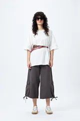 Remera color beige con cuello redondo y mangas cortas. Estampado pequeño en el frente con la frase "Spritz and Shine".