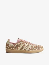 Championes Adidas Samba OG W con exterior de cuero efecto pelo con estampado animal print tipo cervatillo, franjas laterales en color tostado y suela de goma.