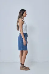 Bermuda de jean azul con corte recto y ruedo desflecado.