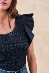 Top de punto calado color beige con brillo metalizado, escote redondo y mangas cortas con volados.