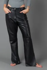 Pantalón de cuero ovino italiano color crema, de corte recto con tajos laterales en el ruedo.