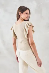 Top de punto calado color beige con brillo metalizado, escote redondo y mangas cortas con volados.